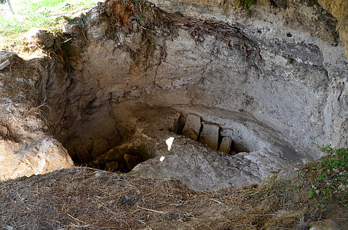 burial pit in Mycenaean chamber tomb