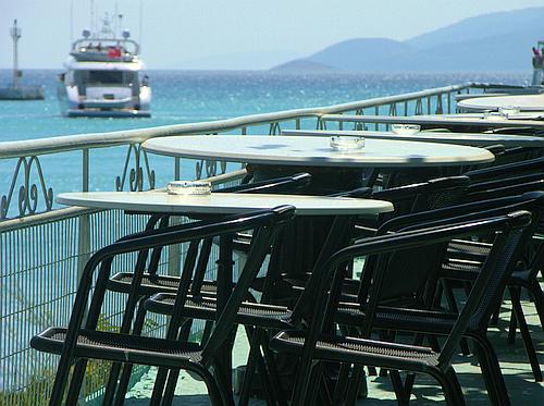 Isthmia bridge caf&eacute;